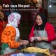 Zwei Frauen in bunten Kleidern arbeiten zusammen in einer Werkstatt, umgeben von lebhaften Wollfasern. Der Text lautet "Fair aus Nepal."