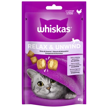 Die Verpackung von Whiskas Relax & Unwind Katzenleckerlis zeigt eine graue Katze, die aus einer lila Decke schaut, mit goldenen Leckerlis und Text zu beruhigenden Vorteilen.