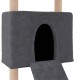 Grauer Katzenbaum mit einem gemütlichen Versteck-Eingang und einer Rampe, mit zwei Kratzpfosten, die mit Sisal umwickelt sind.