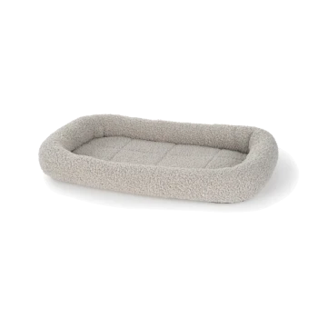 Un lit pour animaux de compagnie doux et rectangulaire en gris clair, avec un extérieur en peluche et un intérieur rembourré pour le confort.