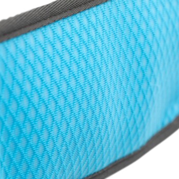 Nahaufnahme eines strukturierten blauen Haustiergeschirrs mit grauem Rand, das sein atmungsaktives Stoffdesign zeigt.