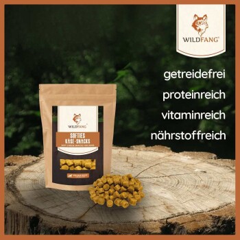 Eine Packung Wildfang Softies Hundesnacks auf Holz, beschriftet als getreidefrei, proteinreich und nährstoffreich.