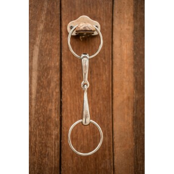 Ein glänzender silberner Haustier-Leinenclip hängt an einer Holzwand und zeigt sein elegantes Design und seine robuste Konstruktion.