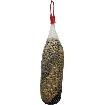 Ein Netzbeutel gefüllt mit verschiedenen Samen, darunter Sonnenblumenkerne und Hafer, gesichert mit einem roten Plastikclip an der Oberseite.