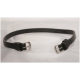 Schwarzes Leder-Hundehalsband mit silbernen Schnallen, auf einem hellen Hintergrund präsentiert.