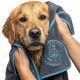 Ein gerolltes, dunkelgraues Haustierhandtuch mit blauen Akzenten, mit einem gestickten Design eines Hundegesichts und dem Text 'Hund ist König.'