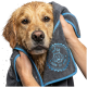 Ein gerolltes, dunkelgraues Haustierhandtuch mit blauen Akzenten, mit einem gestickten Design eines Hundegesichts und dem Text 'Hund ist König.'