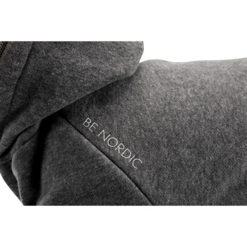 Grauer Haustier-Hoodie mit dem aufgenähten Text "BE NORDIC" an der Seite.