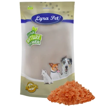 Hühnerbrustwürfel 1 kg Lyra Hundefutterverpackung mit einem beigen Beutel, der Bilder eines Hundes, einer Katze und eines weißen Hundes zeigt, sowie einem Haufen orangefarbener Kroketten davor.