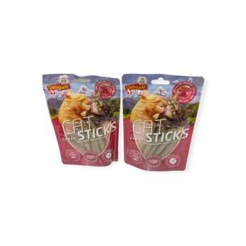 Zwei Tüten DeliBest Cat Sticks, mit einer verspielten Katze auf der Verpackung, im Hintergrund Berge und Text, der das Produkt hervorhebt.