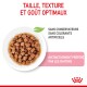 Bol de morceaux de nourriture humide pour chats dans une sauce, mettant en avant la taille optimale, la texture, le goût, et sans conservateurs, apprécié par les chatons.