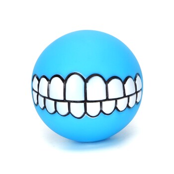 Ein blauer Gummiball mit einem cartoonhaften weißen grinsenden Gesicht, entworfen als verspieltes Haustierspielzeug.