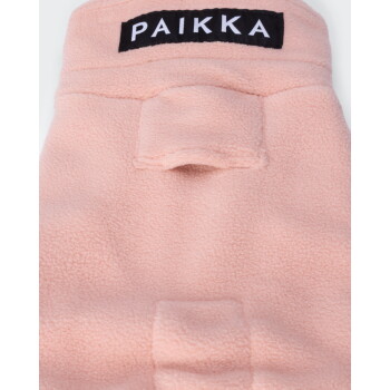 Hellrosa Fleece-Haustiermantel mit schwarzem Label PAIKKA und zwei Klettverschlüssen
