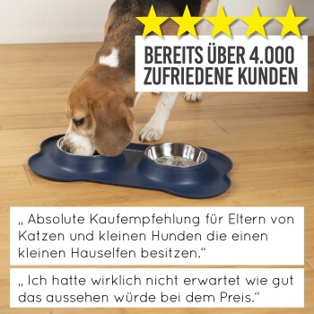 Ein Hund frisst aus einer blauen Schüssel auf einem Holzboden, mit einer Fünf-Sterne-Bewertung und deutschem Text über 4.000 zufriedene Kunden.