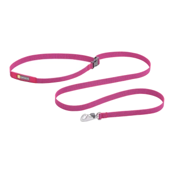 Eine lebendige pinke Hundeleine mit einem stabilen Clip und einem schwarzen Etikett mit der Aufschrift "RUFFWEAR", das am Griff befestigt ist.