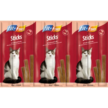 Verpackung für Fit+Fun Katzenleckerlis, mit einer Katze mit einem weißen und grauen Fell, und Text, der "Sticks mit Lachs und Forelle" angibt.