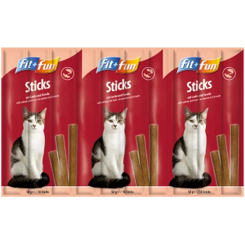 Verpackung für Fit+Fun Katzenleckerlis, mit einer Katze mit einem weißen und grauen Fell, und Text, der "Sticks mit Lachs und Forelle" angibt.