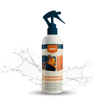 Flasche mit wasserabweisendem Spray für Funktionskleidung, mit einer Frau und einem Hund, umgeben von Wasserspritzern.
