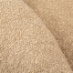 Nahaufnahme einer weichen, beigen Haustierdecke mit einer strukturierten Oberfläche, ideal, um Haustiere warm und bequem zu halten.
