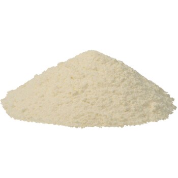 Ein Hügel aus feinem, blassgelbem Pulver, möglicherweise ein Haustier-Nahrungsergänzungsmittel oder Lebensmittelzutat, vor einem weißen Hintergrund präsentiert.