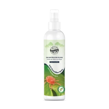 Eine Sprühflasche mit der Aufschrift "Anti-Grasmiben Spray" mit einer roten Zeckenillustration auf einem grünen Blatt-Hintergrund, die natürliche Haustierpflege bewirbt.