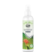 Eine Sprühflasche mit der Aufschrift "Anti-Grasmiben Spray" mit einer roten Zeckenillustration auf einem grünen Blatt-Hintergrund, die natürliche Haustierpflege bewirbt.