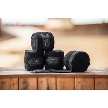 Vier schwarze Pferdebinden, die auf einer Holzoberfläche gestapelt sind, jede mit dem Markennamen "EQUINATE" beschriftet.