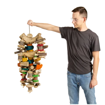 Eine Person hält ein buntes Holzspielzeug für Vögel, das aus verschiedenen Formen und Größen besteht, mit natürlichem Holz und lebhaft bemalten Teilen.