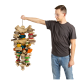 Eine Person hält ein buntes Holzspielzeug für Vögel, das aus verschiedenen Formen und Größen besteht, mit natürlichem Holz und lebhaft bemalten Teilen.