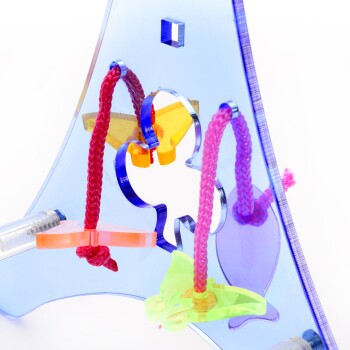 Buntes interaktives Haustierspielzeug mit verschiedenen Formen und strukturierten Seilen, entworfen für ansprechendes Spielen.