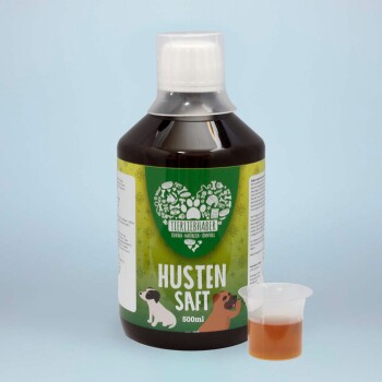 Flasche "Husten Saft" (Hustensaft) für Haustiere, 500ml, mit Illustrationen eines Hundes und eines Welpen auf dem Etikett, neben einem Messbecher.