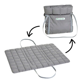 Grau Haustiermatte von Doctor Bark, gezeigt gefaltet als Tasche und flach entfaltet, mit gestepptem Textur und Tragegurten.