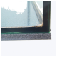Nahaufnahme einer Ecke eines Aquariums, die Glasränder, eine schwarze Schaumstoffbasis und einige Schmutzansammlungen entlang der Nähte zeigt.