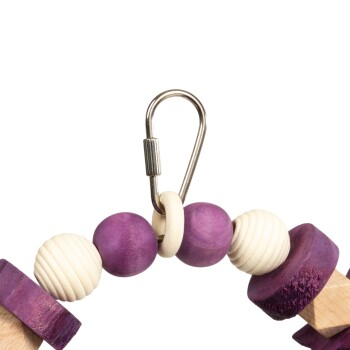 Buntes Holzspielzeug für Haustiere mit lila und natürlichen Holzperlen, mit einem Metallclip zum Aufhängen.