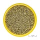 Vue rapprochée d'un conteneur rond jaune rempli de petites billes brun-verdâtre, probablement de la nourriture ou des friandises pour animaux.