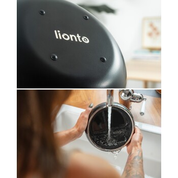 Eine Nahaufnahme einer schwarzen Futterschüssel mit dem Logo "lionto" am Boden, die von einer tätowierten Person mit Wasser aus einem Wasserhahn gefüllt wird.