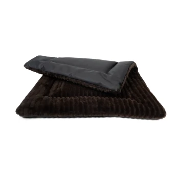 Ein plüschiges, dunkelbraunes Haustierbett mit einer weichen, gerippten Textur auf einer Seite und einem glatten, schwarzen Stoff auf der anderen, ordentlich gefaltet.