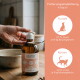 Hand pumpt LACHSÖL (Lachsöl) in einen Löffel; rechter Abschnitt zeigt die deutsche Dosierung „DOSIERUNG 1x täglich“ für Hunde und Katzen.