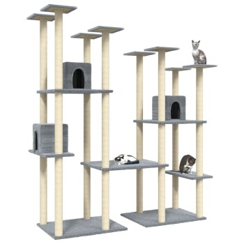 Zwei hohe Katzenbäume mit mehreren Ebenen, mit grauen Plattformen und beigen Kratzpfosten, mit drei Katzen, die spielen und sich ausruhen.