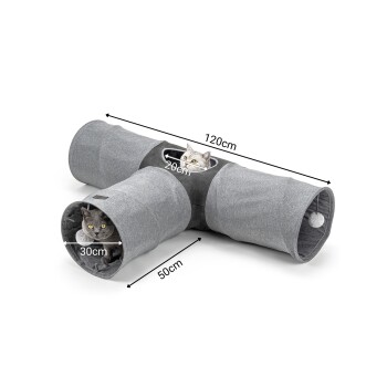 Grauer Katzentunnel-Spielset mit drei verbundenen Röhren, mit zwei Katzen, die herauslugen, Abmessungen beschriftet: 120cm x 50cm, 20cm und 30cm Öffnungen.