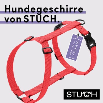 Rote Hundegeschirr von STUCH mit einem "PETA Approved Vegan"-Tag, auf einem hellgrauen Hintergrund präsentiert.