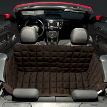 Ein schwarzer, gesteppten Haustiersitzbezug wird auf dem Rücksitz eines Cabriolets präsentiert, entworfen zum Schutz der Polsterung vor Tierhaaren und Schmutz.