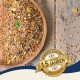 Eine Holzschüssel mit buntem Vogelfutter mit Körnern, Samen und getrockneten Früchten, mit einem goldenen "Beste Qualität"-Abzeichen und "10 Jahre."
