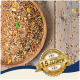 Eine Holzschüssel mit buntem Vogelfutter mit Körnern, Samen und getrockneten Früchten, mit einem goldenen "Beste Qualität"-Abzeichen und "10 Jahre."