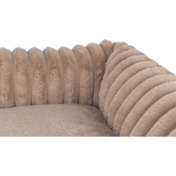 Eine Nahaufnahme eines plüschigen, beigen Haustierbettes mit einer weichen, abgerundeten Kante und gerippter Textur, ideal für den Komfort von Haustieren.