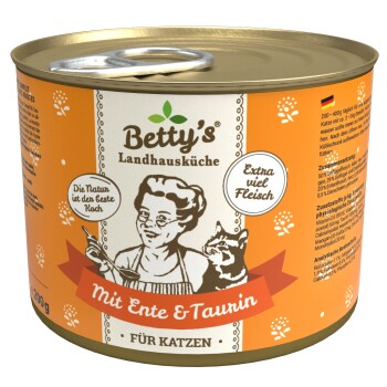 Dosenkatzenfutter von Betty's Landhausküche, mit einer Frau beim Kochen, einer Katze und Text: "Mit Ente & Taurin" und "Extra viel Fleisch."