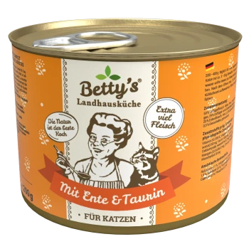 Dosenkatzenfutter von Betty's Landhausküche, mit einer Frau beim Kochen, einer Katze und Text: "Mit Ente & Taurin" und "Extra viel Fleisch."