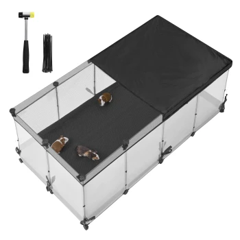 Ein transparenter Tierspielplatz mit einem schwarzen Baldachin, mit drei Meerschweinchen darin, begleitet von einem Hammer und Kabelbindern.