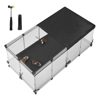 Ein transparenter Tierspielplatz mit einem schwarzen Baldachin, mit drei Meerschweinchen darin, begleitet von einem Hammer und Kabelbindern.