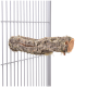 Natürlicher Holzstamm für Vögel, mit einer strukturierten Oberfläche und rauer Rinde, montiert an einem grauen Metallkäfig.